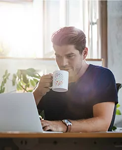 Aluno da English For Business tomando café e estudando